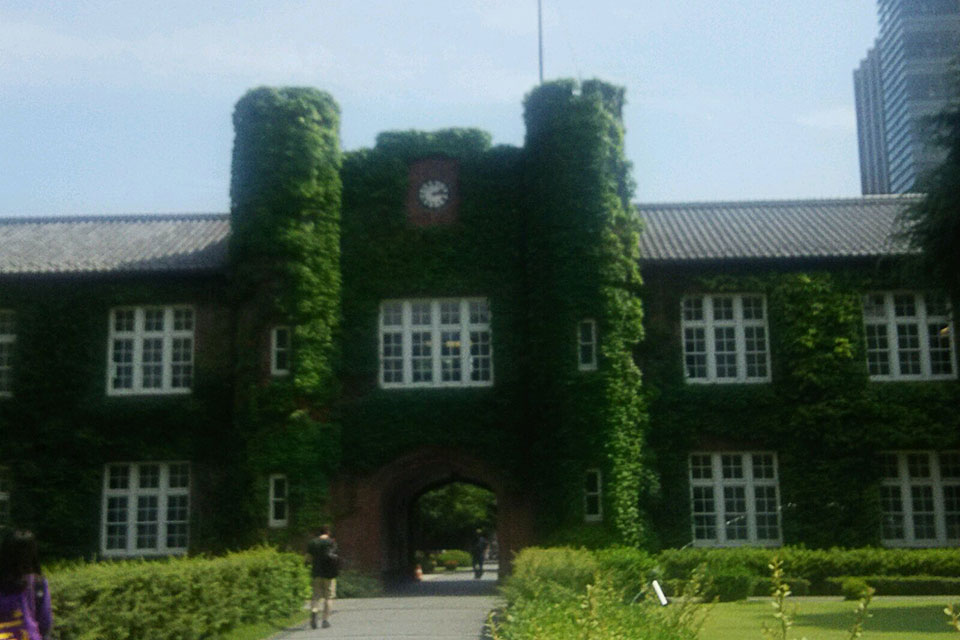 暑い立教大学のキャンパス光景