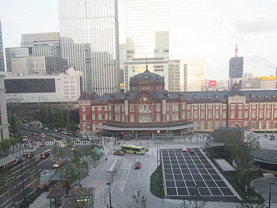 店の席から見える東京駅の夜景（満月も見えました）パーティ開催前の夕刻に石川が撮影