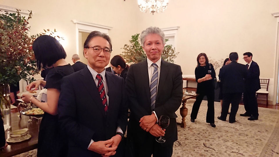 イノベンティアの飯島弁護士（右）と石川代表（大使館内で）