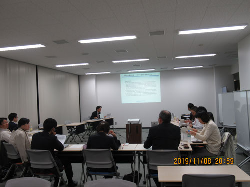 講座で話しをする吉羽弁護士