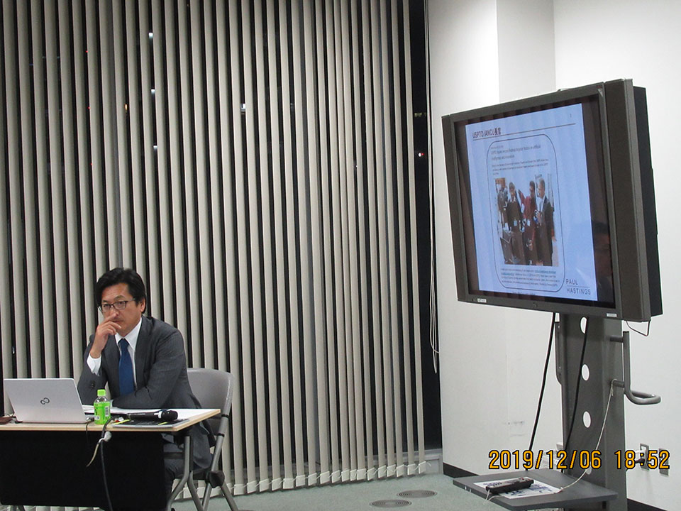 講座で話しをされる萩原弁護士