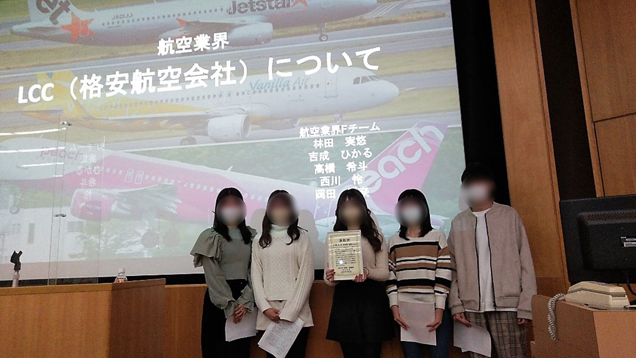 演習でのチーム毎の成果報告会航空業界チーム、表彰状を持って撮影　2021年12月21日於大学構内
