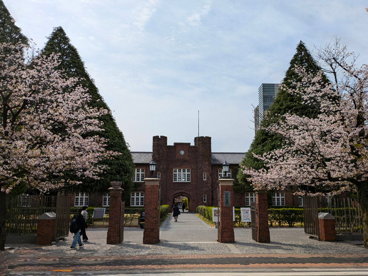 立教大学正門の光景